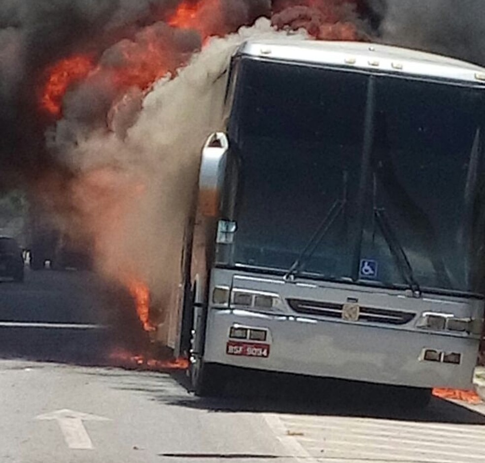 Fogo teve início na parte traseira do ônibus (Foto: Celio Ferreira Gomes/ Arquivo pessoal)
