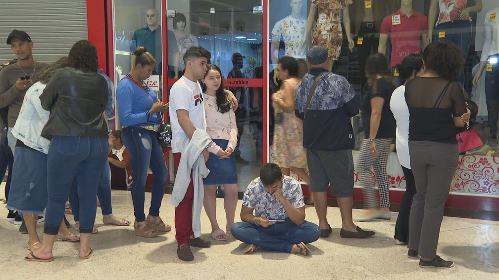Consumidores aguardam a abertura de lojas em shopping em Brasília na madrugada desta sexta-feira (29). — Foto: TV Globo/Reprodução