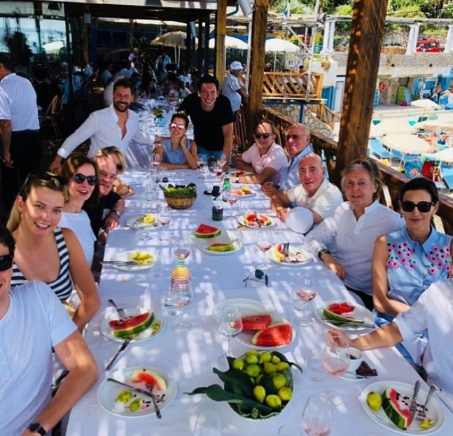 David, Karlie Kloss, Paul McCartney e os amigos em almoço no La Scoglio (Foto: Reprodução/Instagram)