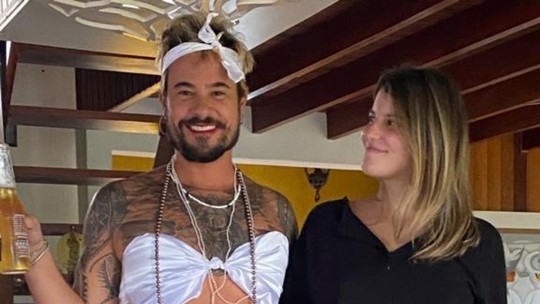 Paulo Vilhena se veste de baiana para pular Carnaval em bloquinho com a noiva