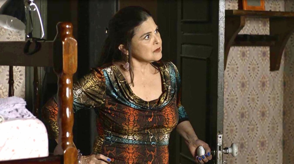Carmelinda (Elizângela) fica assustada com barraco entre Josiane (Agatha Moreira) e Régis (Reynaldo Gianecchini), na novela 'A Dona do Pedaço' — Foto: Globo