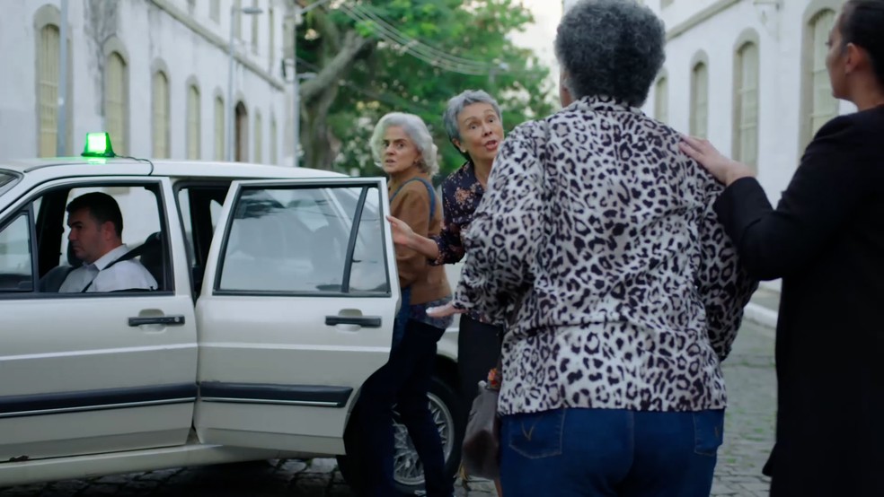 Em 'Um Lugar ao Sol', Noca (Marieta Severo) é hostilizada por populares — Foto: TV Globo