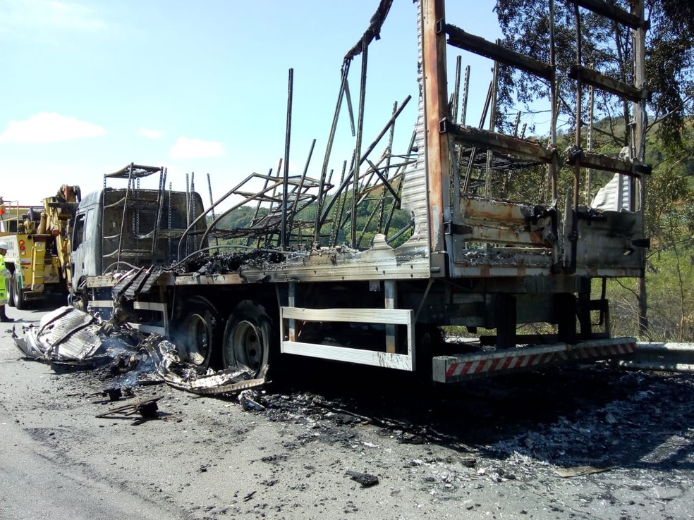 Carreta ficou destruÃ­da apÃ³s incÃªndio na manhÃ£ desta quarta-feira (31) â€” Foto: Corpo de Bombeiros/DivulgaÃ§Ã£o