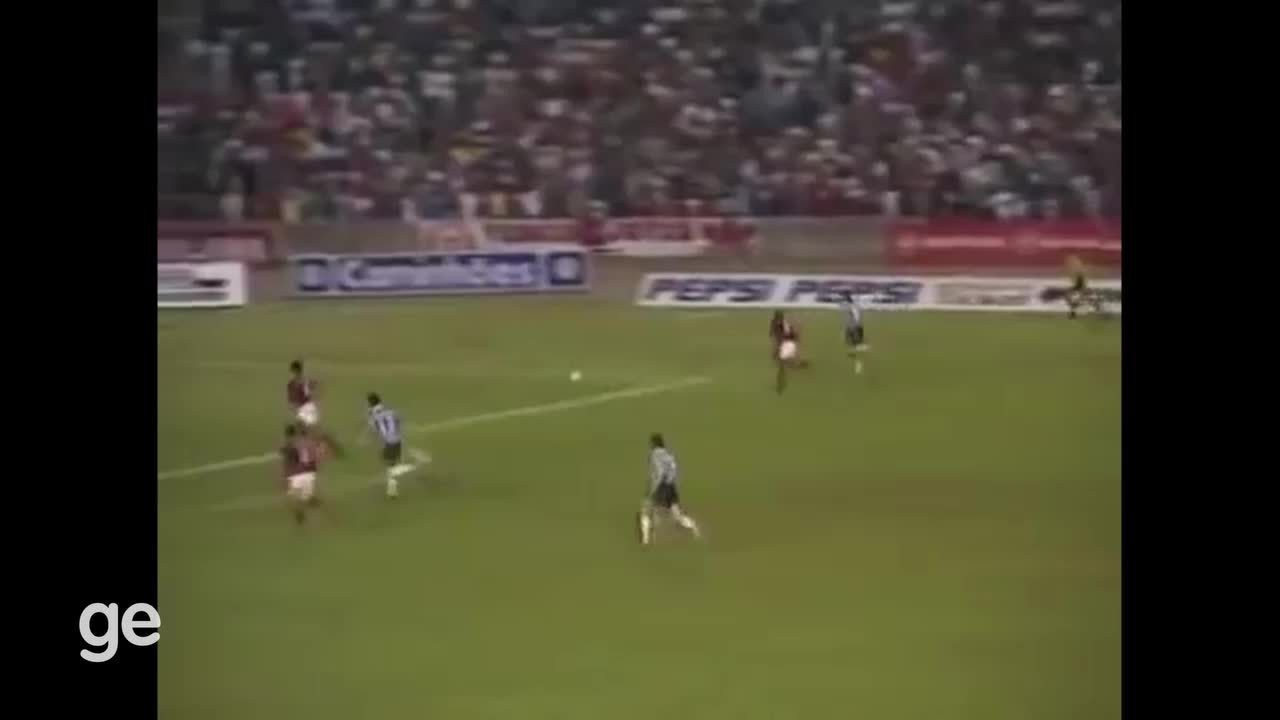 Renato Gaúcho cruza e Jardel marca contra o Flamengo na Copa dos Campeões Mundiais, em 1995