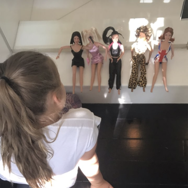 Harper com as bonecas Spice Girls (Foto: Reprodução)