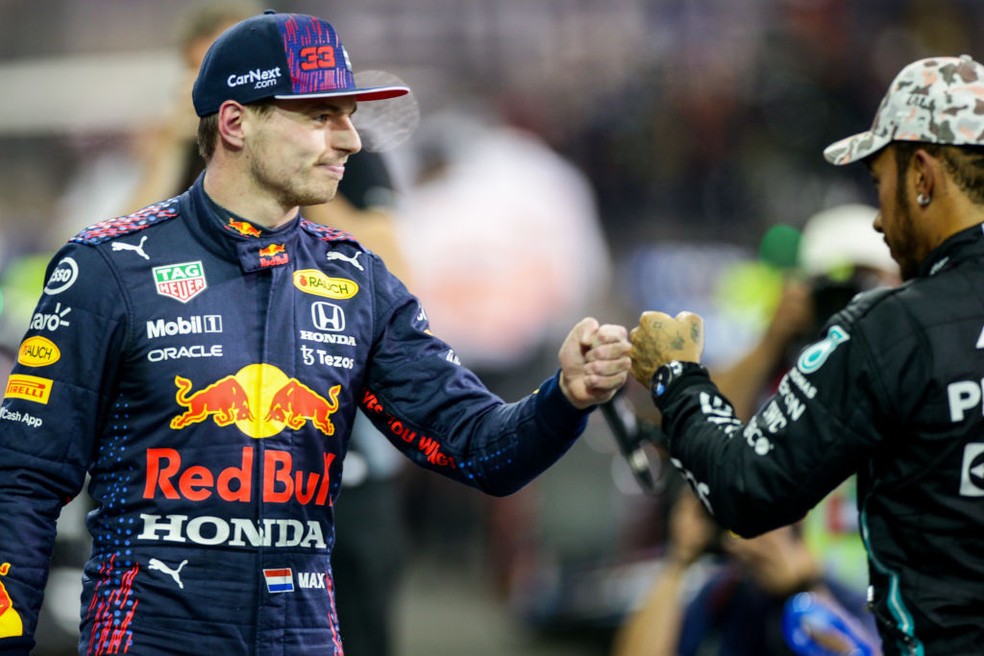 Max Verstappen e Lewis Hamilton se cumprimentam após classificação do GP de Abu Dhabi da F1 em 2021 — Foto:  Peter Fox/Getty Images