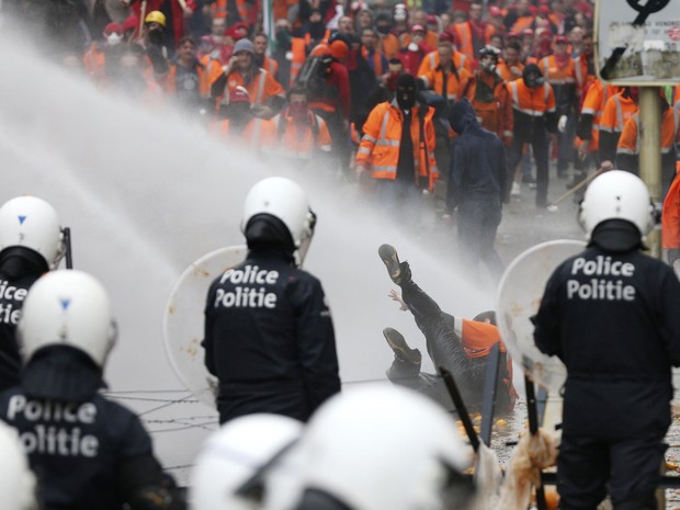 Polícia reprimiu a manifestação com jatos de água (Foto: François Lenaur/Reuters) Polícia reprimiu a manifestação com jatos de água (Foto: François Lenaur/Reuters)