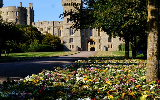 Conheça o Castelo de Windsor onde a Rainha Elizabeth II será enterrada Quem viagem e comida