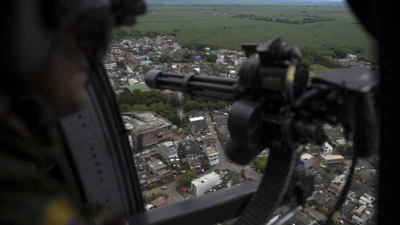 A polícia da Colômbia jogava panfletos de helicópteros pedindo ajuda e oferecendo recompensa por Otoniel (Foto: Getty Images via BBC News )