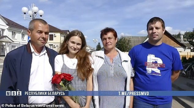 Yulia, seus pais e o namorado (Foto: Reprodução)