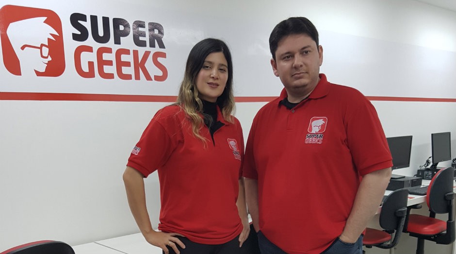 Vanessa Ban e Marco Giroto, fundadores da SuperGeeks (Foto: Divulgação)