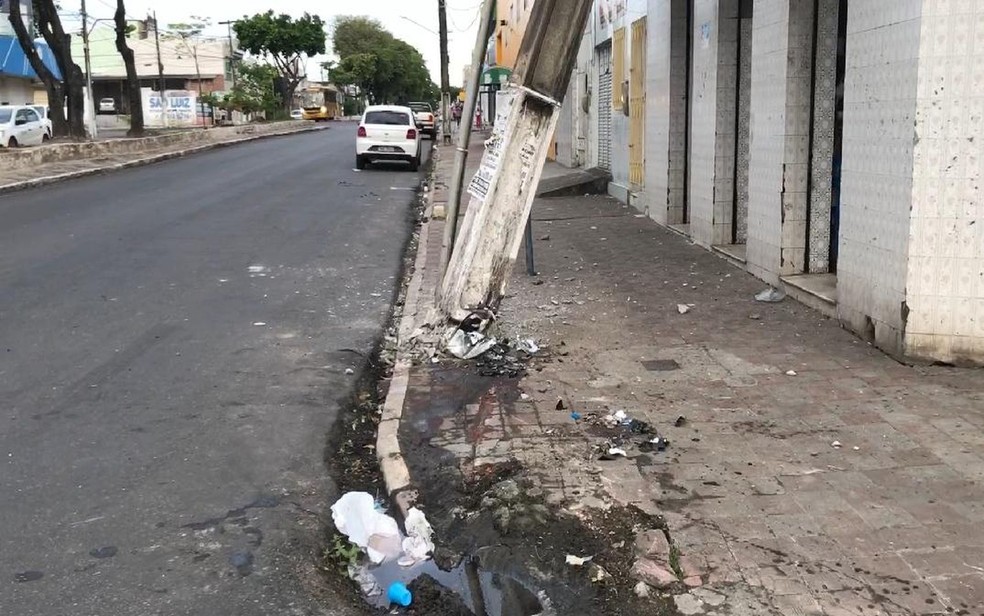 Poste derrubado na Avenida João Ribeiro — Foto: Cleverton Macedo/TV Sergipe