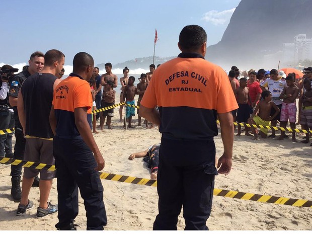 Corpos resgatados na praia de São Conrado (Foto: Kathia Mello/G1)