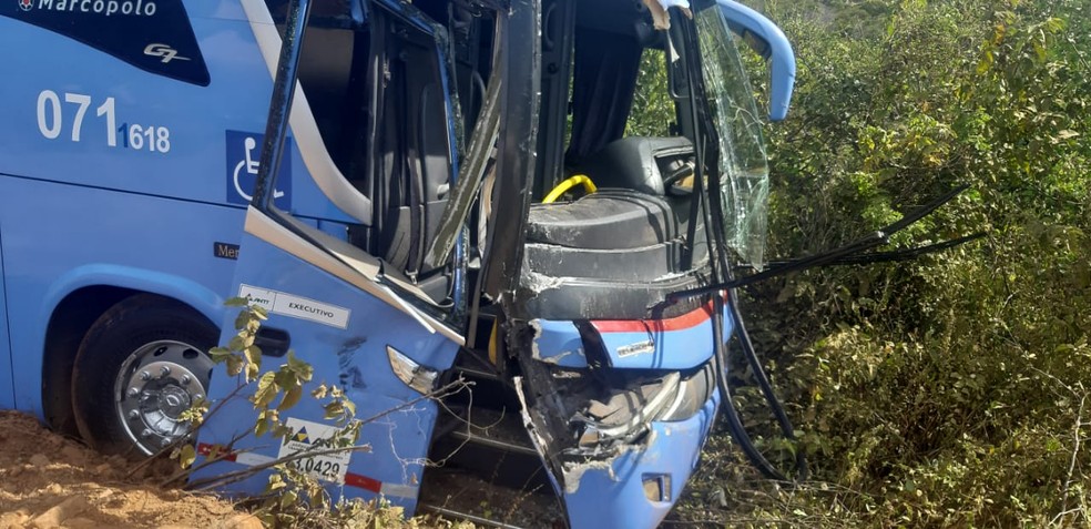 Veículo teve porta e vidros danificados após acidente em Solonópole — Foto: Reprodução