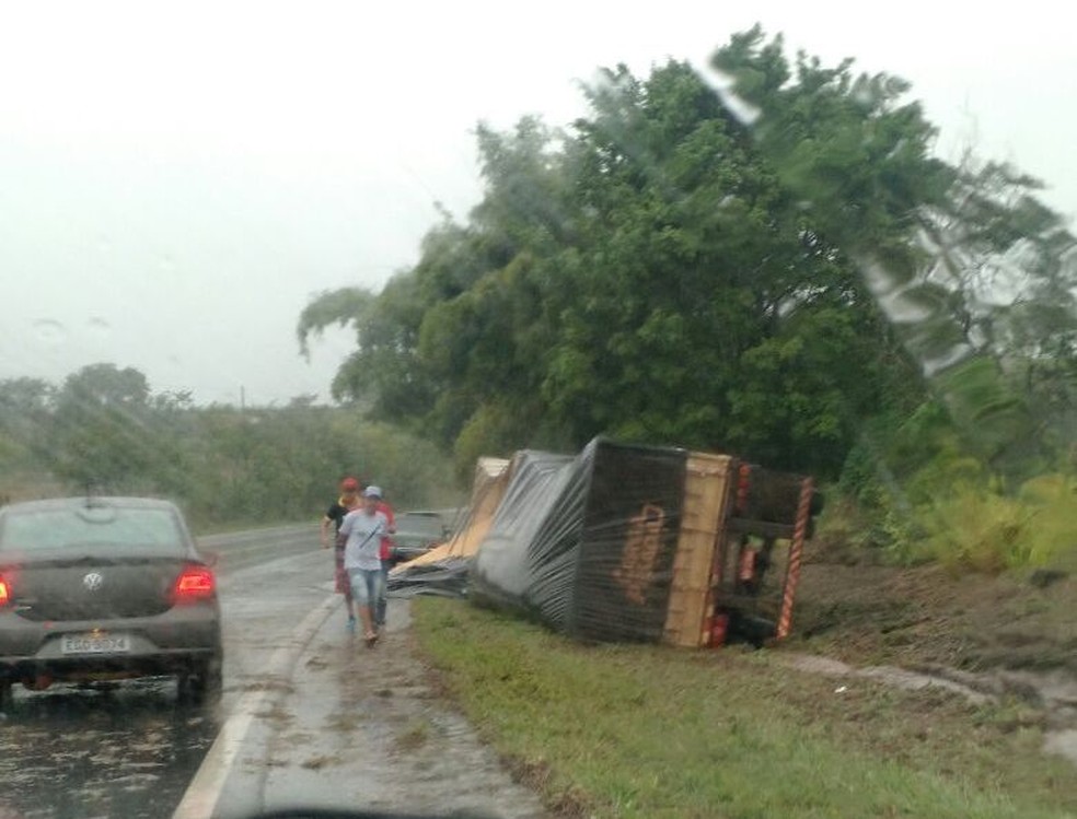 Carreta tombou em rodovia de Quintana e arrastou caminhonete (Foto: Arquivo Pessoal)