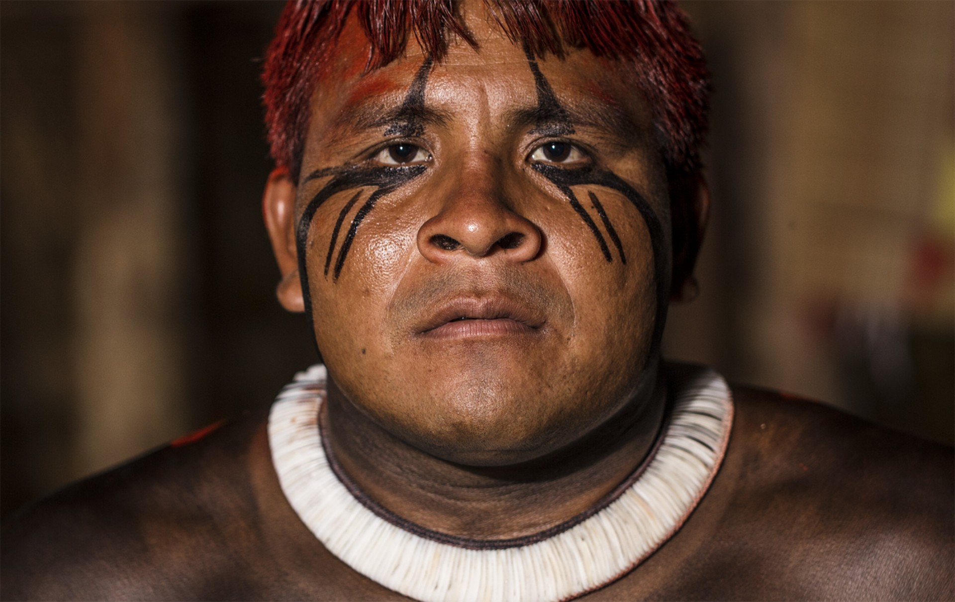 Exposição apresenta mais de 200 bancos indígenas em Curitiba (Foto: Rafael Costa)