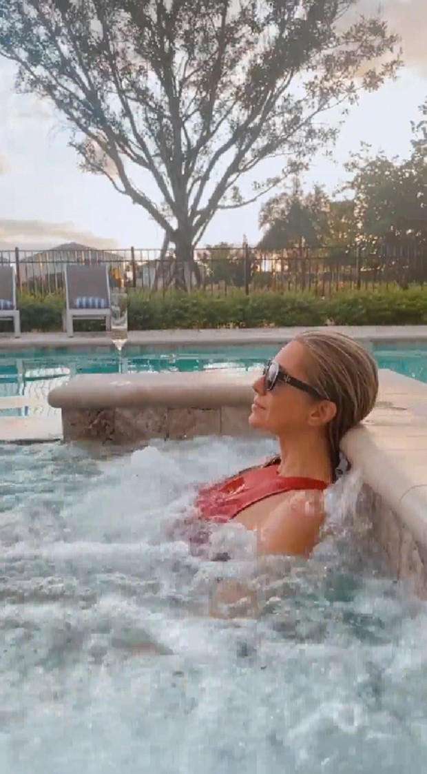 Letícia Spiller mostrou seu charme em dia na piscina (Foto: Reprodução / Instagram)