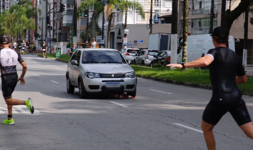 Carro invade prova de Triathlon no litoral de SP, provoca gritaria e motorista é detido: 'Parecia um atentado'