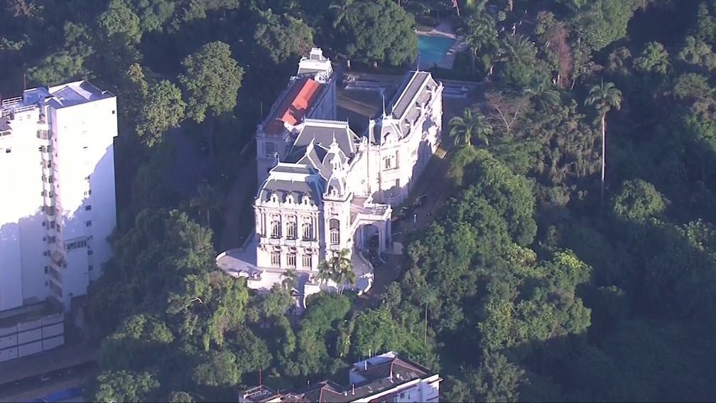 Palácio Laranjeiras, residência oficial do governo do Rio de Janeiro, alvo de busca e apreensão nesta terça-feira (26) — Foto: GloboNews