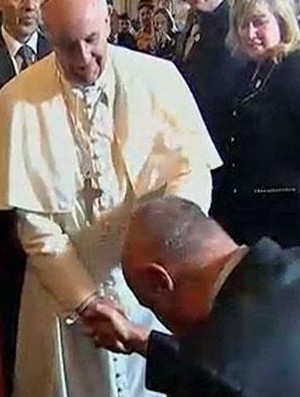Papa Francisco abençoa Oscar e recebe camisa do Flamengo de Zico