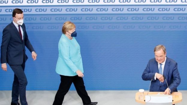 BBC Angela Merkel viu seu candidato Armin Laschet (direita) ser derrotado no pleito de domingo (Foto: EPA via BBC)