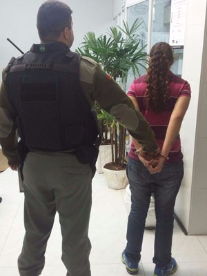 Mulher presa por envolvimento no roubo (Foto: Brigada Militar / Divulgação)