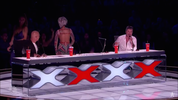 A cantora Mel B deixando o palco do America's Got Talent (Foto: YouTube)