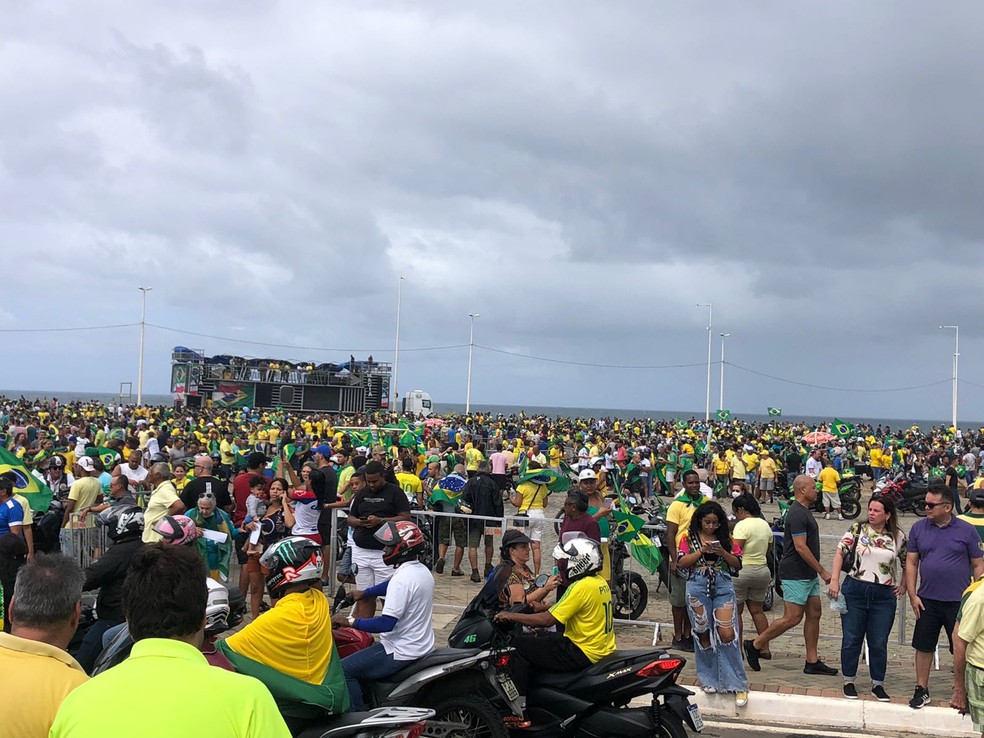 Multidão recebe Bolsonaro no Parque dos Ventos em Salvador — Foto: João Souza/g1