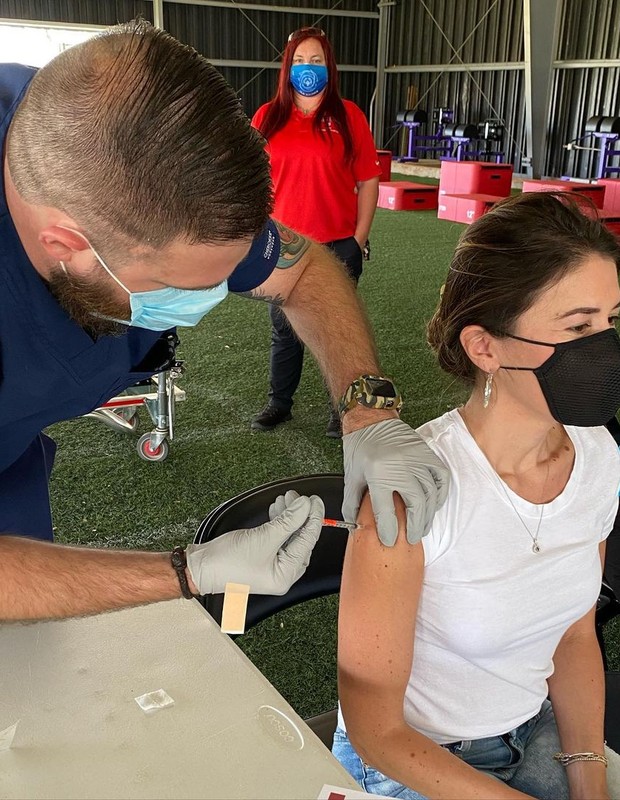 Rebeca Abravanel toma vacina anti-Covid (Foto: Reprodução/Instagram)