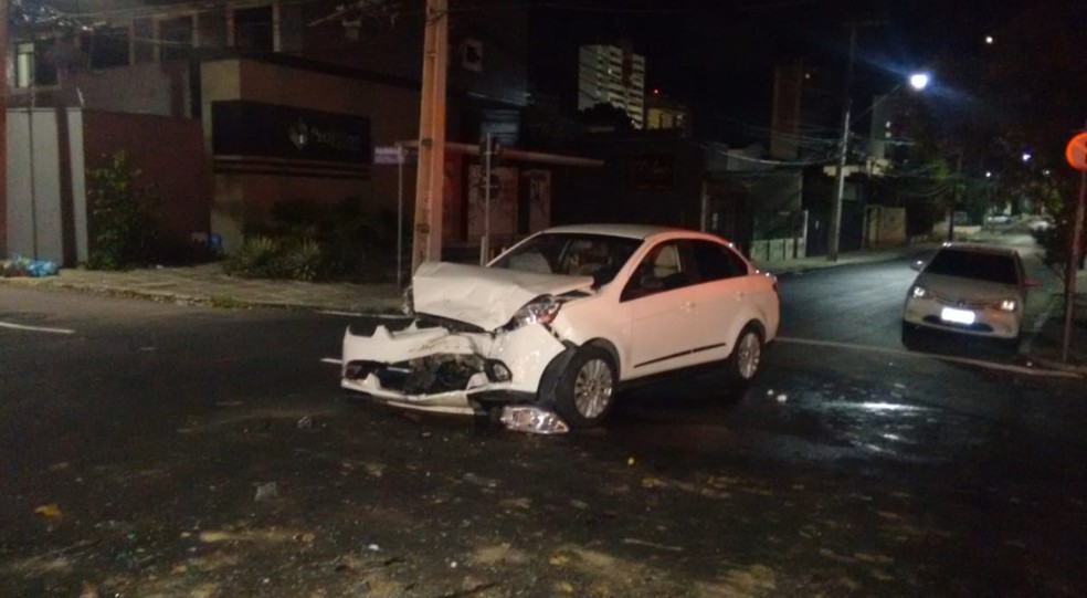 Acidente foi registrado no cruzamento da Rua Pinto Madeira com Rua BarÃ£o de Aracati no Bairro Aldeota. â Foto: Ricardo Mota/TV DiÃ¡rio