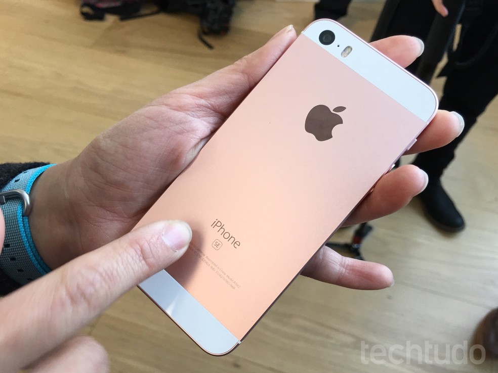 iPhone SE teve lançamento em 2016 — Foto: Thássius Veloso/TechTudo