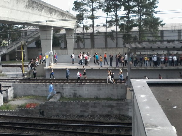 Passageiros enfrentam lotação na Estação Brás da CPTM 