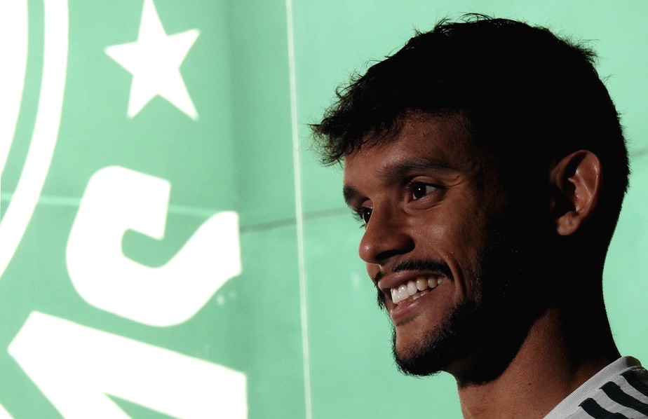 À espera de ser titular no Palmeiras, Scarpa volta ao berço de seu futebol