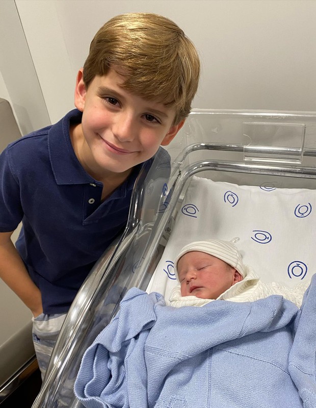 Jornalista esportivo Felipe Diniz - que já é pai de Eduardo - celebra chegada do segundo filho, Henrique (Foto: Reprodução/Instagram)