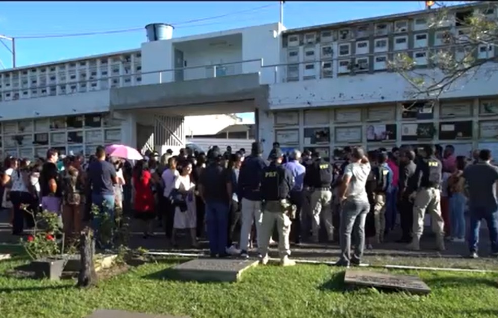 Corpo de policial rodoviária federal que morreu após ficar presa nas ferragens de carro é enterrado na BA — Foto: TV Santa Cruz