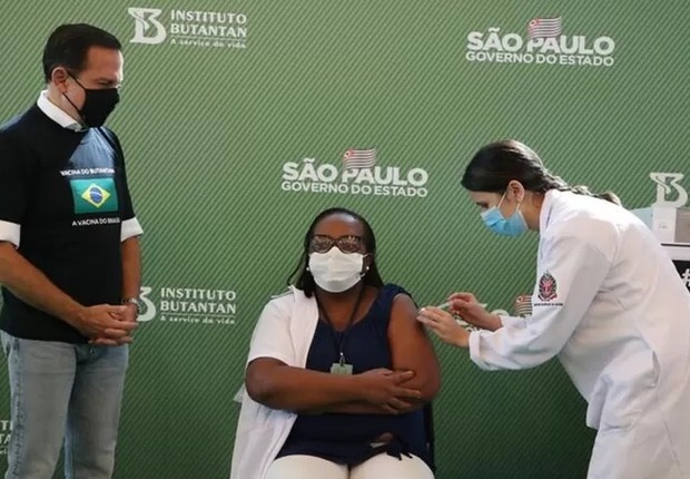 Calazans relata que ouviu muitas notícias falsas após ser vacinada. Algumas diziam que ela estava internada ou tinha morrido (Foto: Governo do Estado de SP via BBC News Brasil)