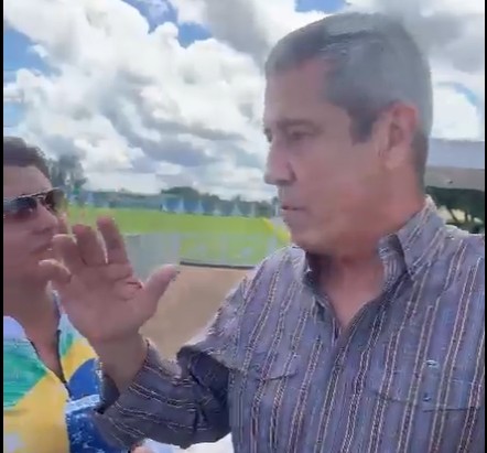 '9 de novembro: O ex-candidato a vice-presidente Walter Braga Netto (PL) conversa com militantes bolsonaristas em Brasília — Foto: Reprodução