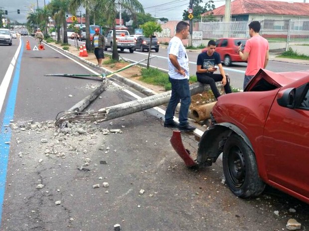 Carro bateu em um poste de iluminação pública (Foto: Manaustrans/Divulgação)