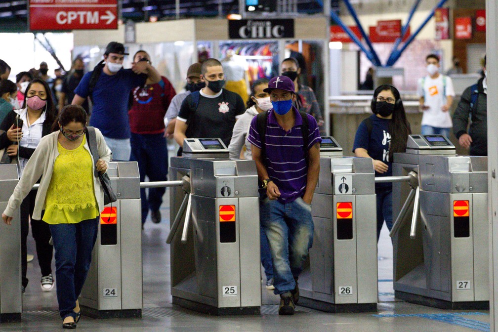 Movimento de passageiros no Terminal Barra Funda, na Zona Oeste da cidade de São Paulo, na manhã desta quarta-feira (10) — Foto: Bruno Escolastico/Photopress/Estadão Conteúdo