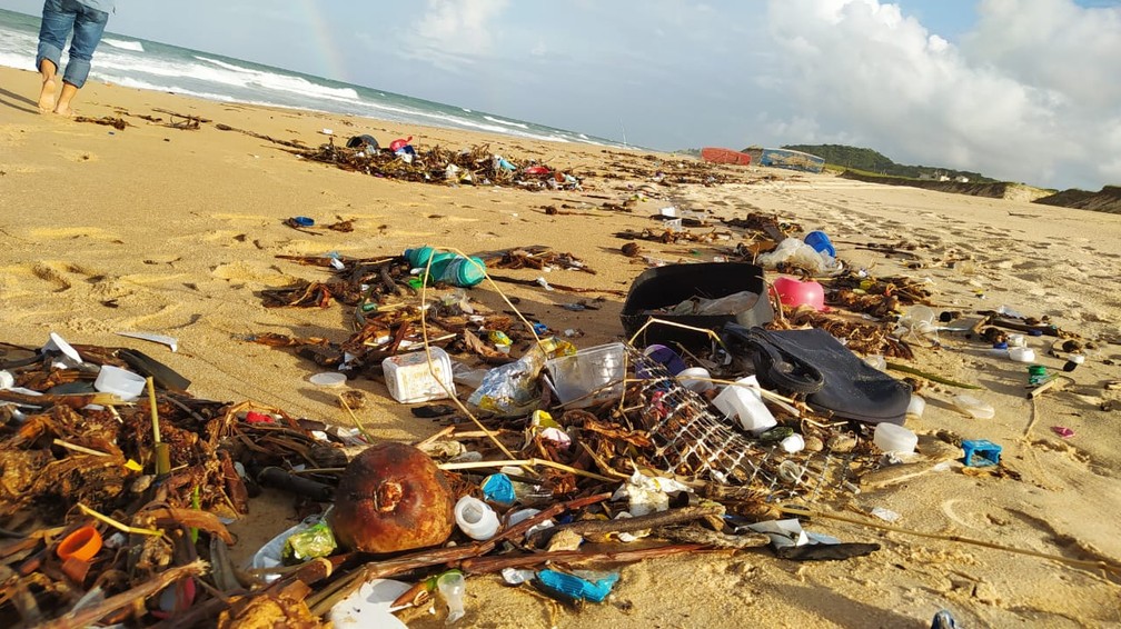 Lixo encontrado em praia de Baía Formosa, no litoral Sul do Rio Grande do Norte — Foto: Fernanda Zauli/G1