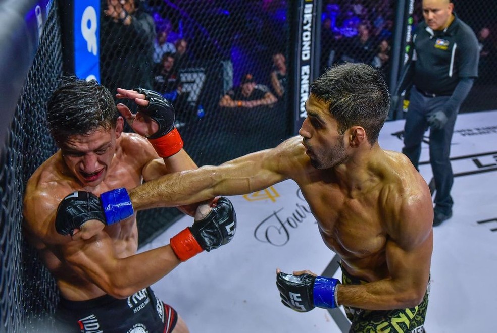 José Delano (dir.) acerta um direto de direita em Michael Stack (esq.) no LFA 133 — Foto: Divulgação
