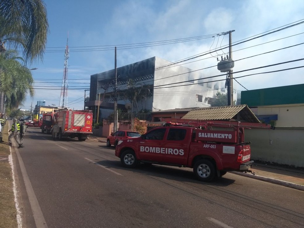 Antigo prédio do TJ-AC na Avenida Ceará pegou fogo na manhã deste sábado (14) (Foto: Lilan Lima/Rede Amazônica Acre)