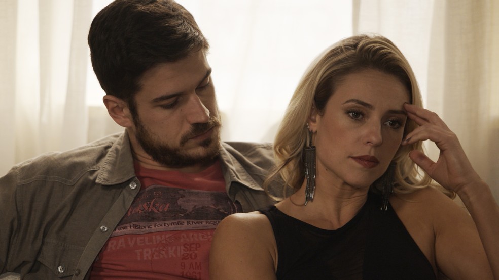 Jeiza comenta que todos achavam que Abel era viúvo (Foto: TV Globo)