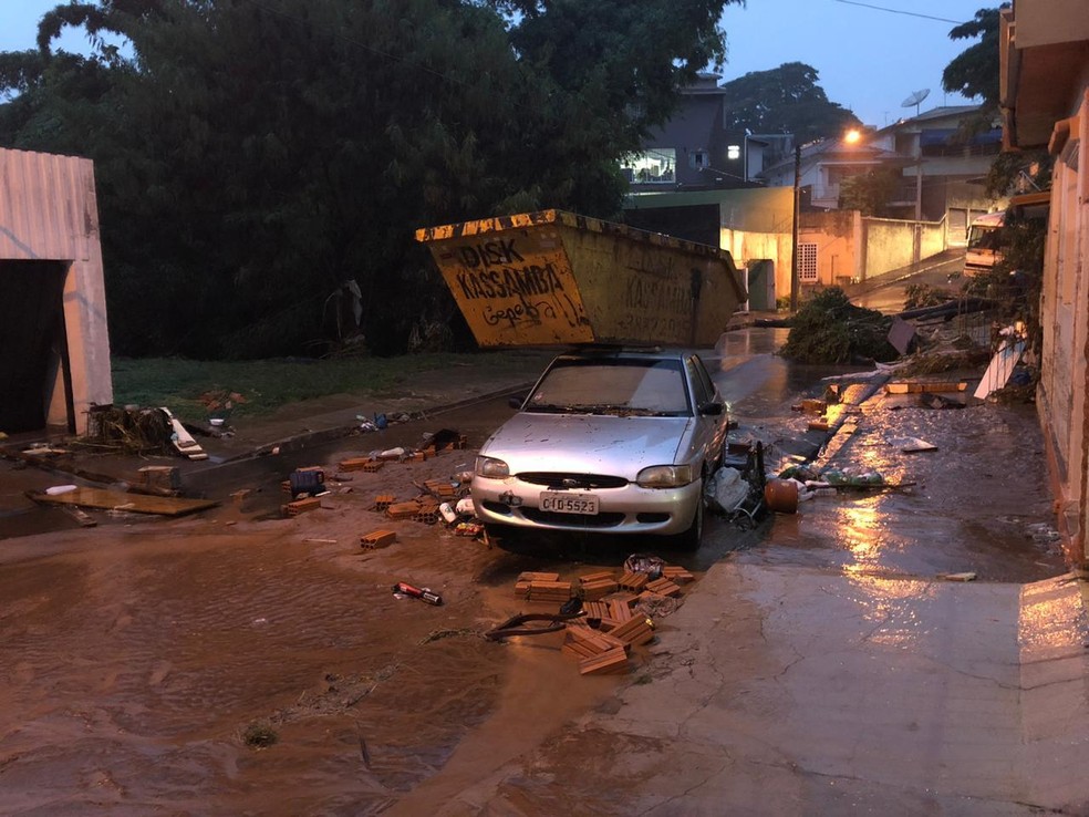 Chuva causou estragos em Botucatu nesta segunda-feira (10) — Foto: Acontece Botucatu/Divulgação