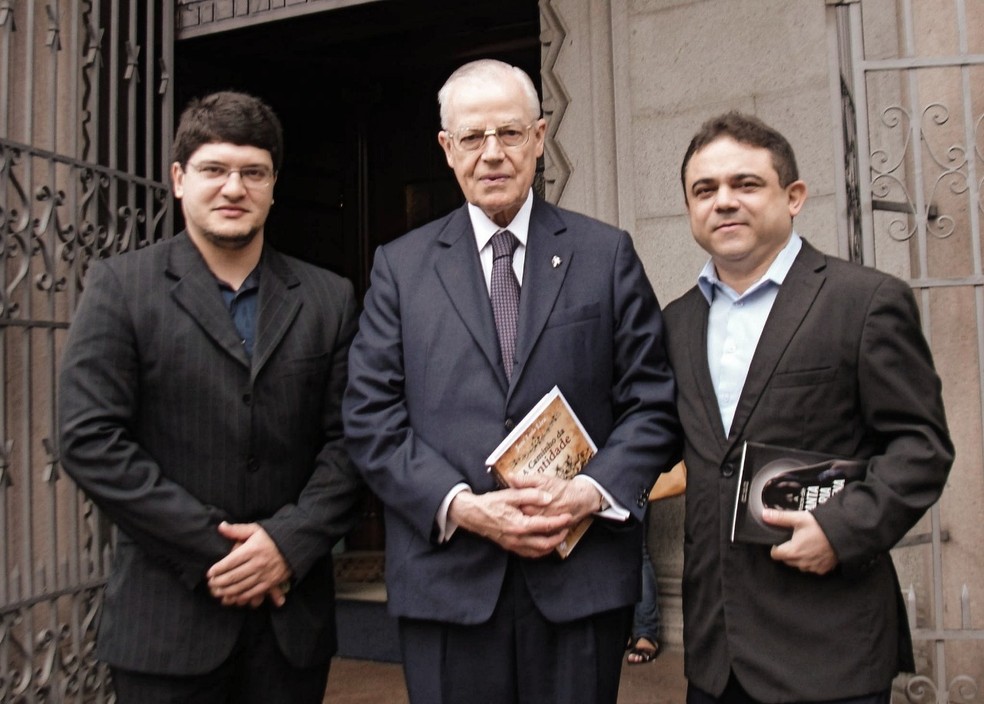 Da esq. para a dir., o designer Cicero Moraes, o tetraneto de d. Pedro I e o advogado José Lira, idealizador do projeto (Foto: Cícero Moraes)