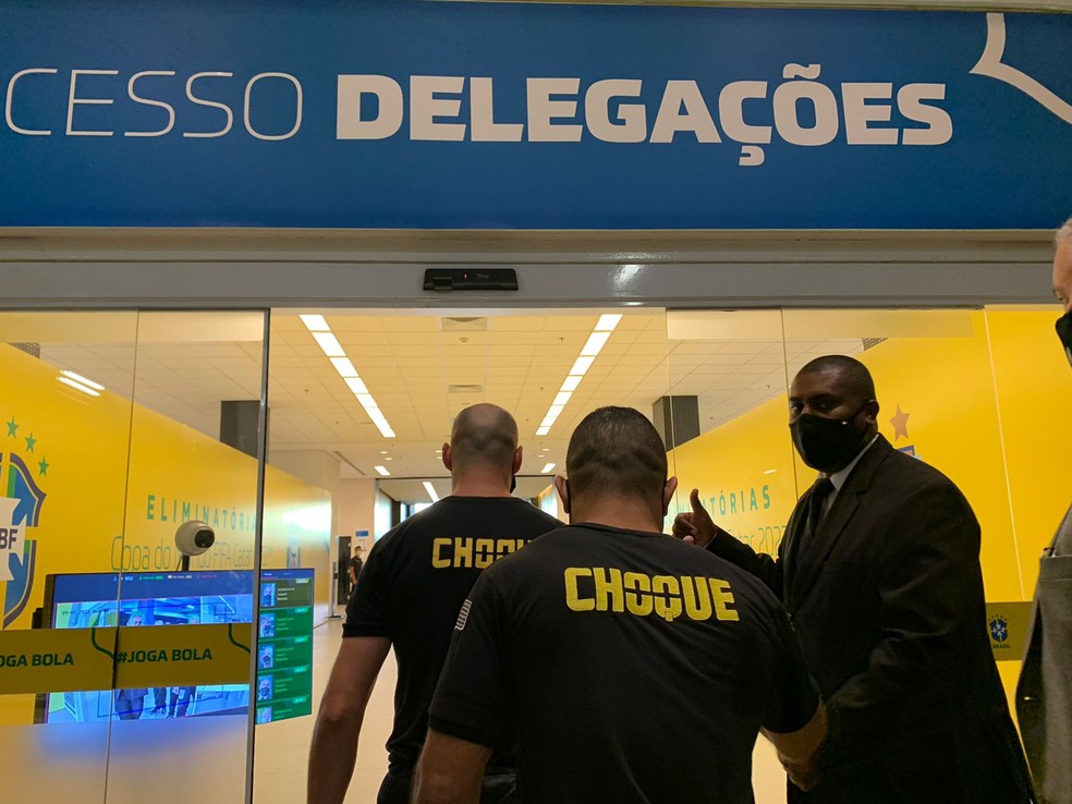 Agentes policiais entram na Neo Química Arena — Foto: Bruno Giufrida