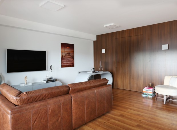 Apartamento de 50 m² no Edifício Brasil, em São Paulo, tem estilo minimalista para valorizar a vista da cidade  (Foto: Mariana Orsi)