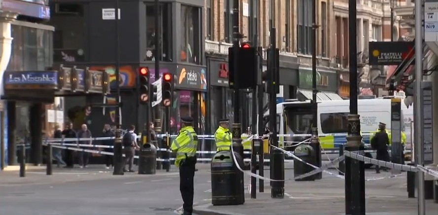Dois policiais são esfaqueados no centro de Londres