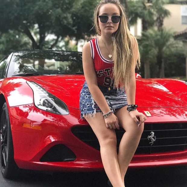 Larissa Manoela posa em frente a Ferrari (Foto: Reprodução/Instagram)