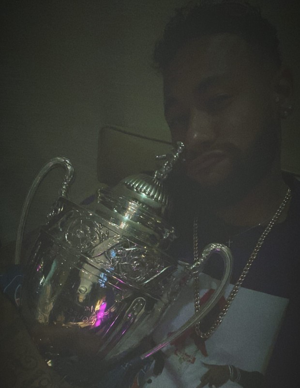 Neymar leva a Copa da França com o PSG (Foto: Reprodução/Instagram)